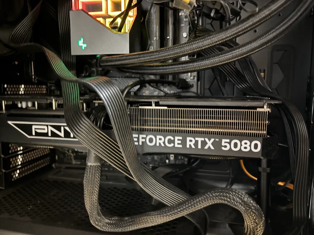 PCケース内のRTX 5080